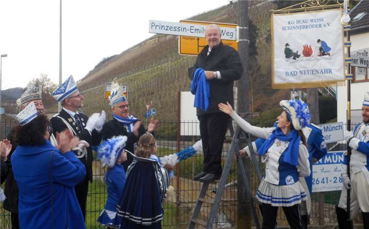 Während der Enthüllung des neues Straßenschildes „Prinzessin-Emily I.-Weg“.Quellen: KG Blau-Weiss Neuenahrer Schinnebröder e.V.