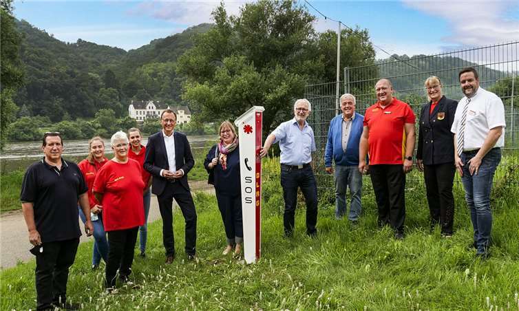 Während der Eröffnung einer der Notrufsäulen.Quelle: DLRG Untermosel