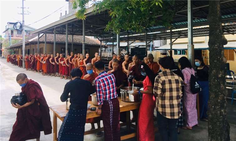 Während der Essensausgabe in Myanmar.Quellen: Myanmar Partner e.V.
