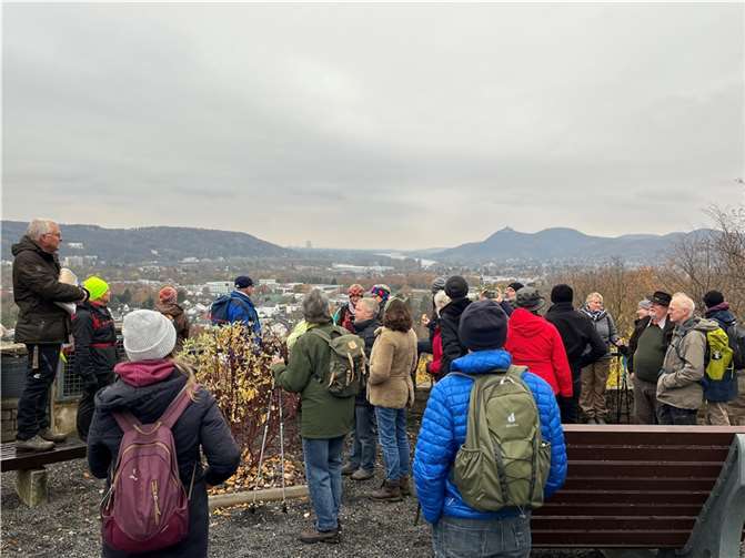 Während der Exkursion erzähle der Geologe Sven van Loga den Wanderern immer wieder spannende Informationen. Quelle: Naturpark Rhein-Westerwald e.V.