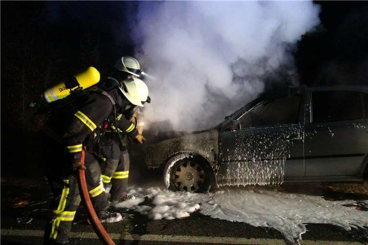 Während der Fahrt war der Pkw plötzlich in Brand geraten und anschließend ausgebrannt. Foto: Feuerwehr VG Puderbach
