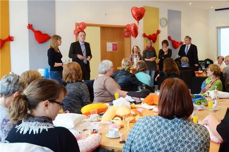 Während der Feierlichkeiten nähten die Frauen fleißig weiter. privat