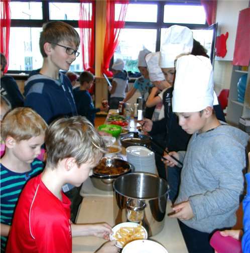 Während der Ferien richteten die „Farbklecks-Kinder“ ihr eigenes Fast-Food-Restaurant ein und bereiteten Pommes, Burger sowie Nuggets zu. privat