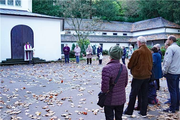 Während der Gräbersegnung. Foto: Wolfgang Brennig