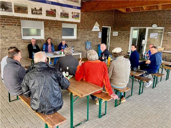 Während der Jahreshauptversammlung des Fördervereins SC Bad Bodendorf. Foto: privat