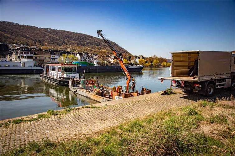500-Kilo-Fliegerbombe in Koblenz wurde erfoglreich entschärft Während der Kampfmittelräumdienst unter anderem die Bombe an der ehemaligen Fährrampe in Güls am verladen war, konnte das Baggerschiff, auf dem die Bombe gefunden wurde, seine Fahrt auf der Mosel fortsetzen.