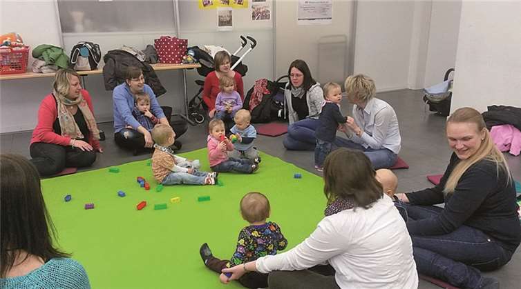 Während der Krabbelgruppe erhielten die Mütter wichtige Informationen.privat