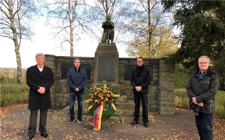 Während der Kranzniederlegung in Sessenhausen.Quelle: Ortsgemeinde Sessenhausen