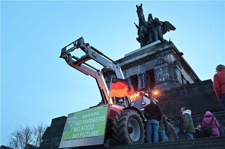 Zwischenfall während Traktor-Demo Während der Kundgebung fuhr ein Traktor auf das erste Plateau des Kaiser-Wilhelm-Denkmals. Foto: SCH