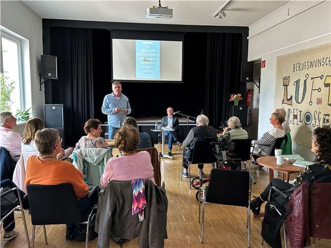 Während der Lesung im JUKZ Lahnstein lernten die Zuhörer viele neue Orte in ihrer Region kennen. Foto: Eva Dreiser / Stadtverwaltung Lahnstein