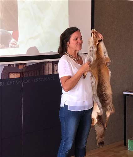 Während der Lesung konnten die Kinder ein echtes Fuchsfell streicheln.