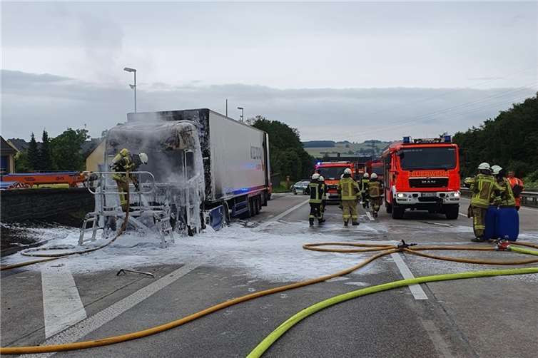 Während der Löscharbeiten wurde die Fahrbahn der A3 in Fahrtrichtung Frankfurt voll gesperrt.