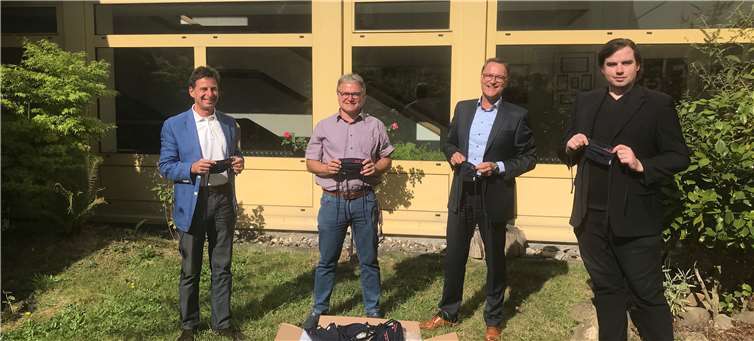 Während der Maskenübergabe: v.li. Richard Moser, Achim Höber, Christof Quernes und Mirko Meurer.Foto: privat