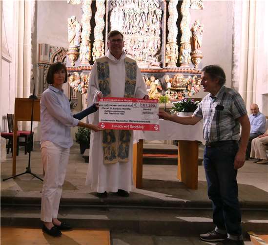 Während der Messe konnten Schatzmeisterin Brigitta May und der bisherige Vorsitzende, Dr. Wolfgang Zäck, die beachtliche Spendensumme von 107.200 Euro an die Kirchengemeinde St. Barbara Mendig für die Außensanierung der Fraukirch in Thür an Pastor Dr. Artur Schmitt überreichen.