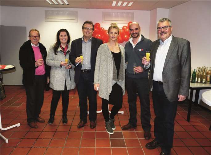 Viele Gratulanten kamen in die Bahnstraße 38 Während der Neueröffnung: v.re. Stadtbürgermeister Hans Peter Ammel, Alexander und Ira Pens, der 1. Beigeordneter der VG Mendig Joachim Plitzko, die Wirtschaftsförderin der Stadt Simone Bell-Vogt und Vermieter Jorg Meyer-Schaar.FRE