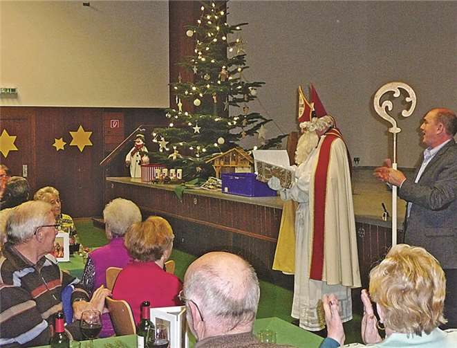 Während der Nikolaus die Senioren begrüßte, hielt Ortsbürgermeister Rainer Hilger (re.) den Bischofsstab. SF