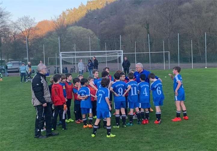 Während der Pause gab der Trainer seinen Jungs die entscheidenden Hinweise, denn anschließend lief dann plötzlich alles wie am Schnürchen. Foto: privat
