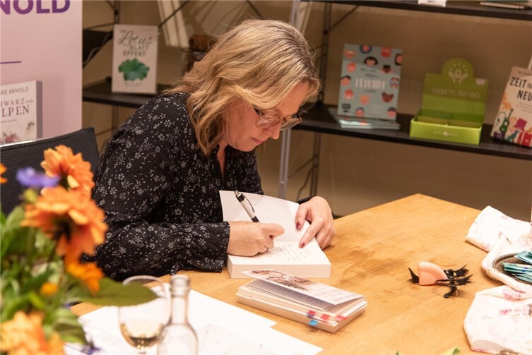 Während der Pause und nach der Lesung hatten die Besucherinnen und Besucher die Möglichkeit, die Romane der Autorin zu erwerben und sich signieren zu lassen.