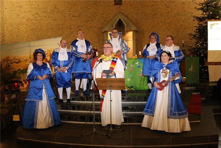 Während der Predigt stellten sich die Mitglieder des Hofstaates vor dem Altar auf.Foto: privat