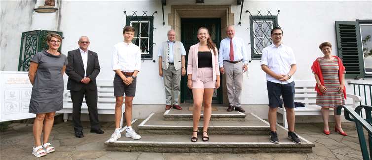 Während der Preisverleihung vor dem Konrad-Adenauer-Haus.Quelle: Lions Club Rhein-Wied