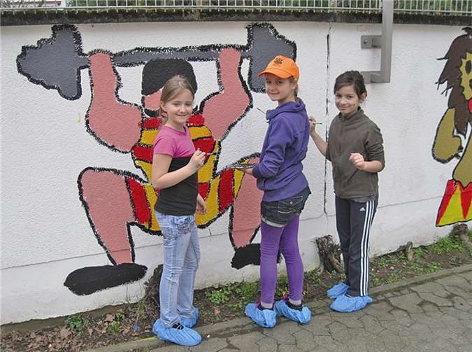 Während der Projektwoche „zauberten“ die Kinder eine Zirkuslandschaft an die kahle Mauer.  privat