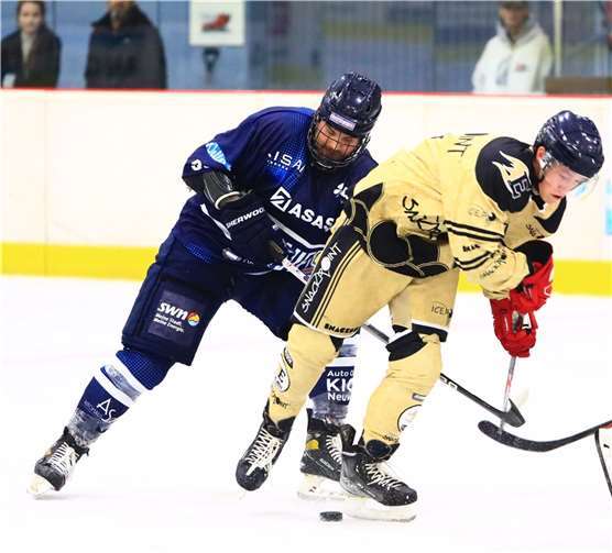 Während der Regionalliga-Spielbetrieb schon seit Wochen rollt, startet Moritz Hofschen (links) mit den Bären am Samstag auch in den Inter-Regio-Cup.  Foto: EHC