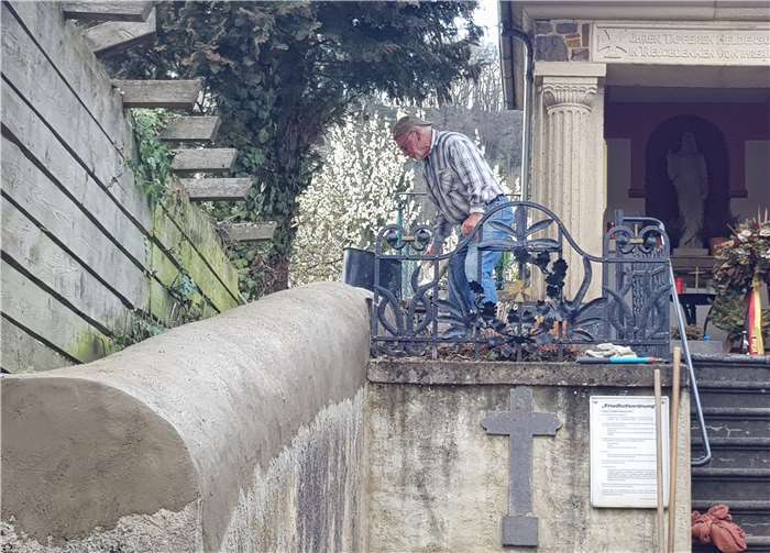 Während der Sanierung der Friedhofsmauer.Foto: privat
