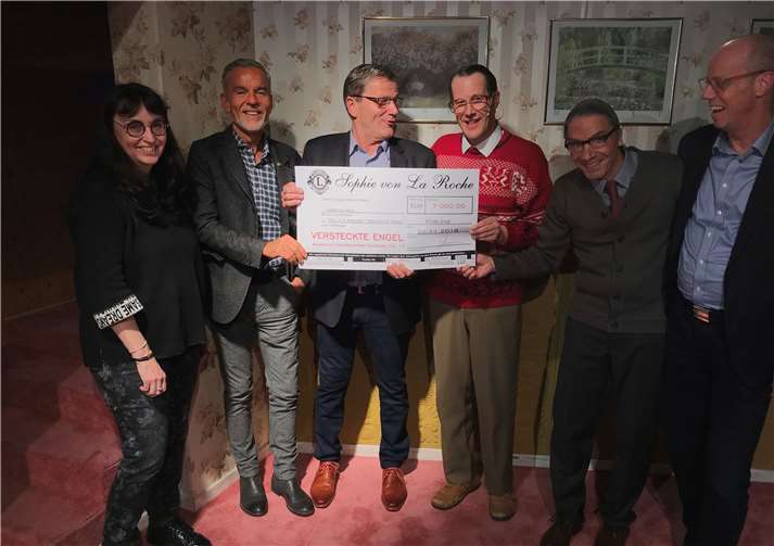 Während der Scheckübergabe bei derCharity-Generalprobe von Willi & Ernst. Foto: Jennifer de Luca