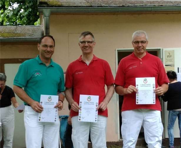 Während der Siegerehrung: Michael Winter (Mitte) und Thomas Dietz (re.).privat