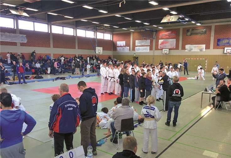 Während der Siegerehrung der U18m/w wurden die Kämpfe der U12 fortgesetzt. Thomas Trimborn