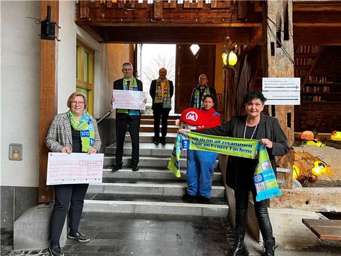 Während der Spendenübergabe. Quelle: Stadt Rheinbach