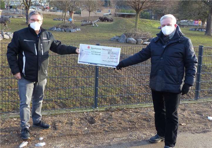 Zusätzlich 2.000 Euro für den Zoo Neuwied Während der Spendenübergabe an den Zoo Neuwied.