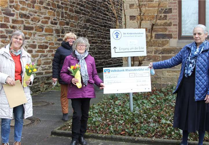Während der Spendenübergabe der Katholischen Frauengemeinschaft „St. Laurentius“.Foto: privat