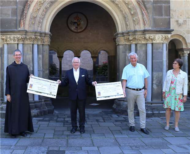 Während der Spendenübergabe durch PP Hubert Breitbach in Maria Laach.Quelle: Lions-Club Laacher See