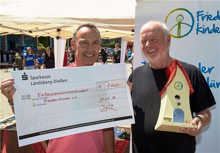 Während der Spendenübergabe von Dirk Dahlke an die Friedenskinder.Foto: Thomas Frey