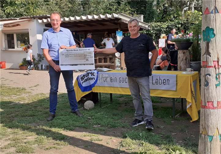 Während der Spendenübergabe.Fotos: privat