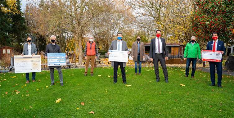 Während der Spendenübergabe.Quelle: soluto media GmbH