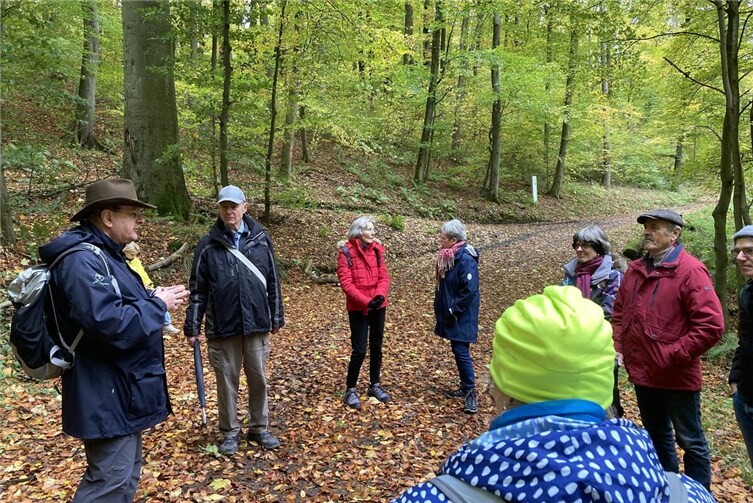 Während der Tour wurden an verschiedenen Stationen Vorschläge für die zukünftige Beschilderung und für die Gestaltung der einzelnen Themenbereiche vorgestellt und diskutiert. Foto: Peter Labonte