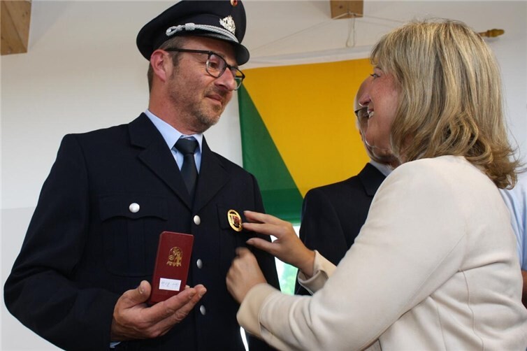 Während der Traditionsveranstaltung konnte Landrätin Anke Beilstein insgesamt 13 verdiente Wehrleute mit dem Goldenen Feuerwehrehrenzeichen auszeichnen.