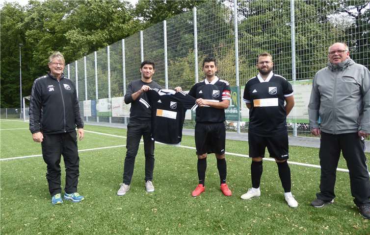 Während der Trikotübergabe.Foto: privat