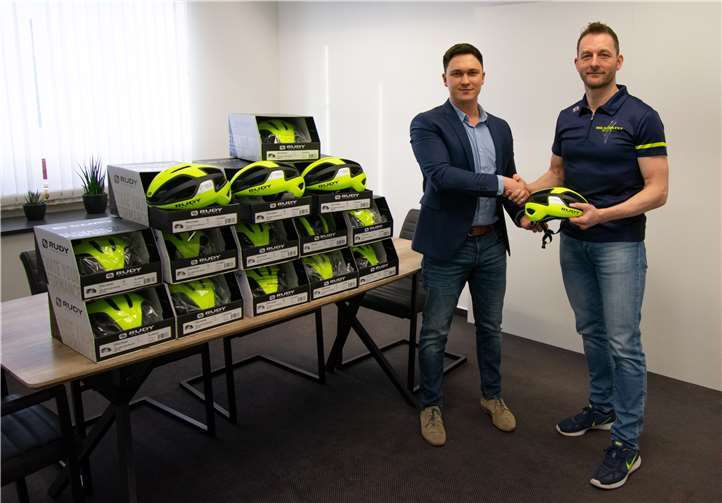 Während der Übergabe der Helme.Quelle: SIG Koblenz