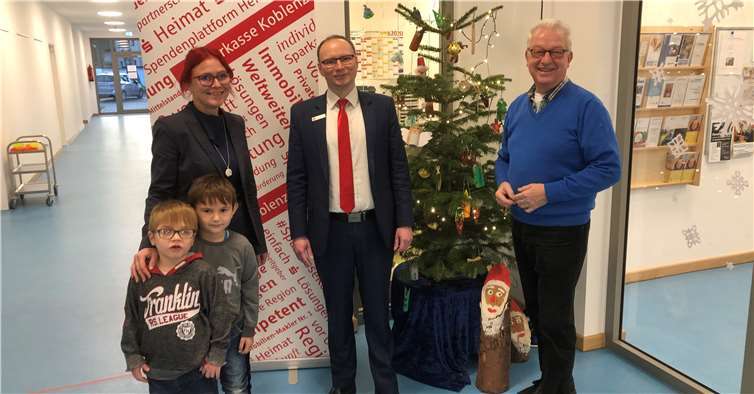 Während der Übergabe der Schulmaterialien.Foto: privat