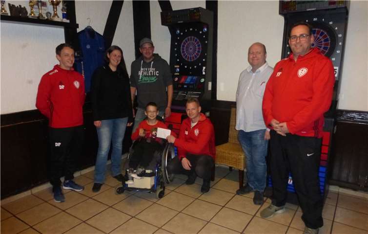 Während der Übergabe der Spende.Quelle: VfR Eintracht Koblenz