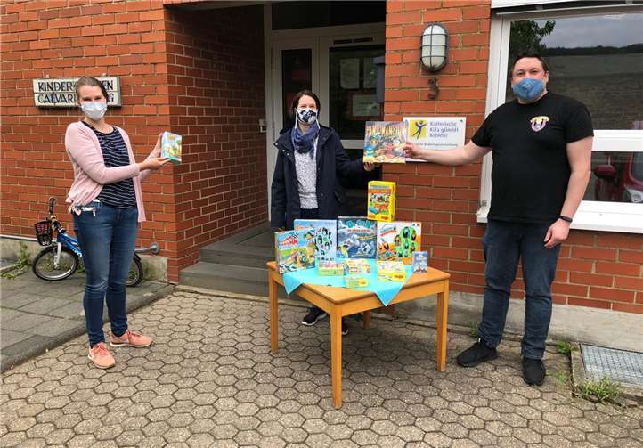 Während der Übergabe der Spielespende.Quelle: Förderverein Kindergarten Calvarienberg Ahrweiler