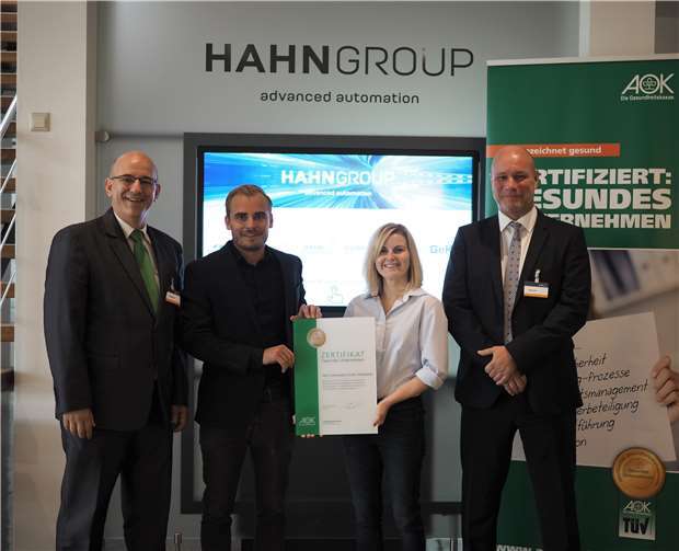 Während der Übergabe der Urkunde an HAHN Automation.privat