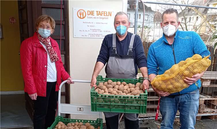 Während der Übergabe der gespendeten Kartoffeln.Foto: privat
