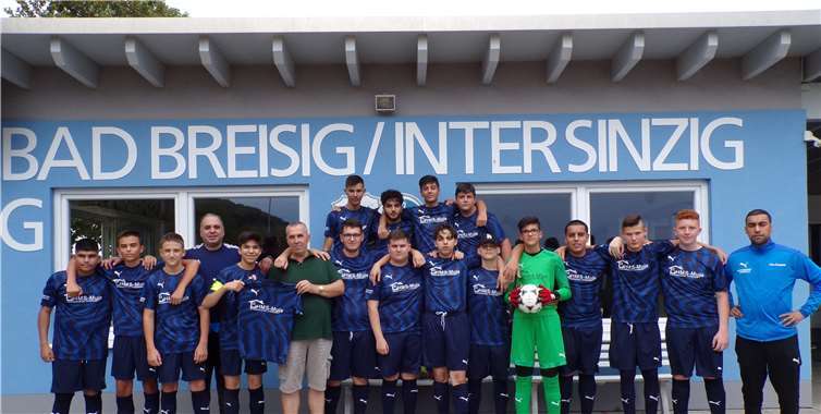 Während der Übergabe der neuen Trikots.Foto: privat