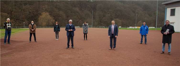 Während der Übergabe des Förderbescheides.Quelle: Verbandsgemeinde Rengsdorf-Waldbreitbach