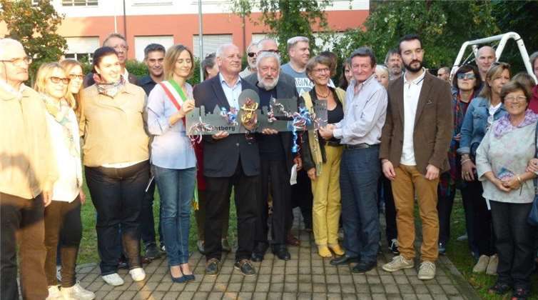 Während der Übergabe des Geschenkes im Park von Bernareggio.privat