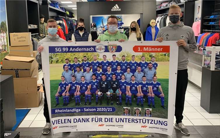 Während der Übergabe des Mannschaftsfotos.Foto: privat